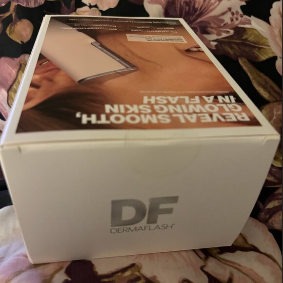 Dermaflash LUXE+ Advanced Sonic Dermaplaning + Peach Fuzz Removal - Picture 2 of 4